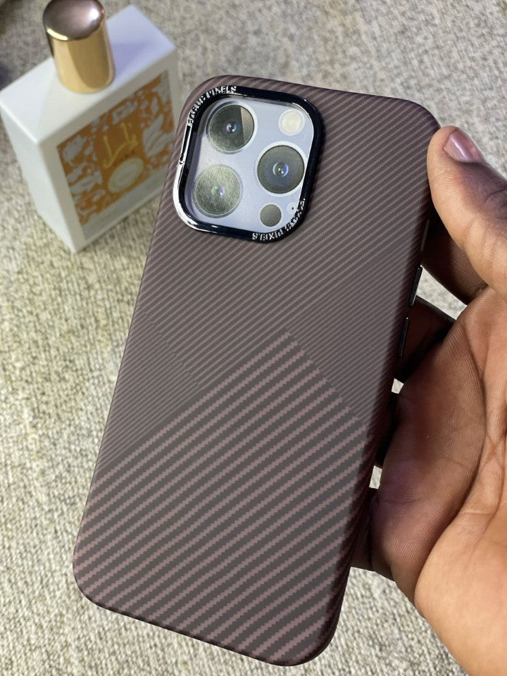 Pochette iPhone 13 Pro Max Effet Carbone - Marron