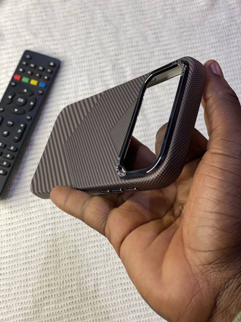 Pochette iPhone 17 Pro Max Effet Carbone - Noir Premium