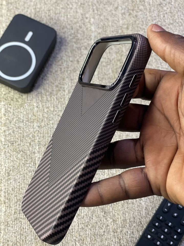 Pochette iPhone 17 Pro Max Effet Carbone - Noir Premium