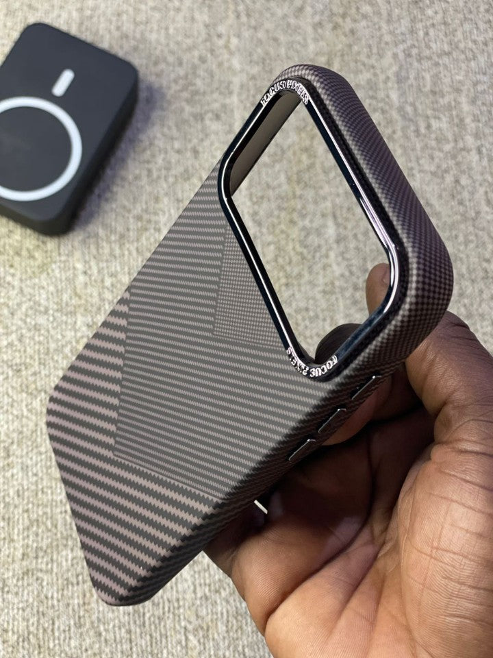 Pochette iPhone 17 Pro Max Effet Carbone - Noir Premium