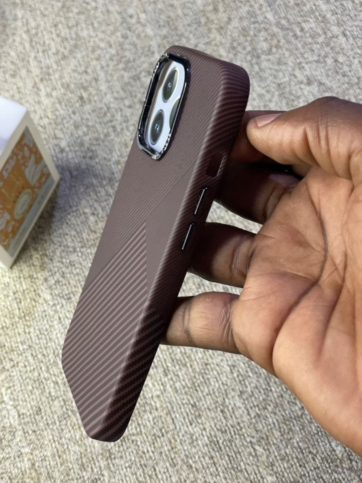 Pochette iPhone 13 Pro Max Effet Carbone - Marron