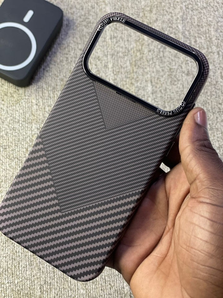 Pochette iPhone 17 Pro Max Effet Carbone - Noir Premium