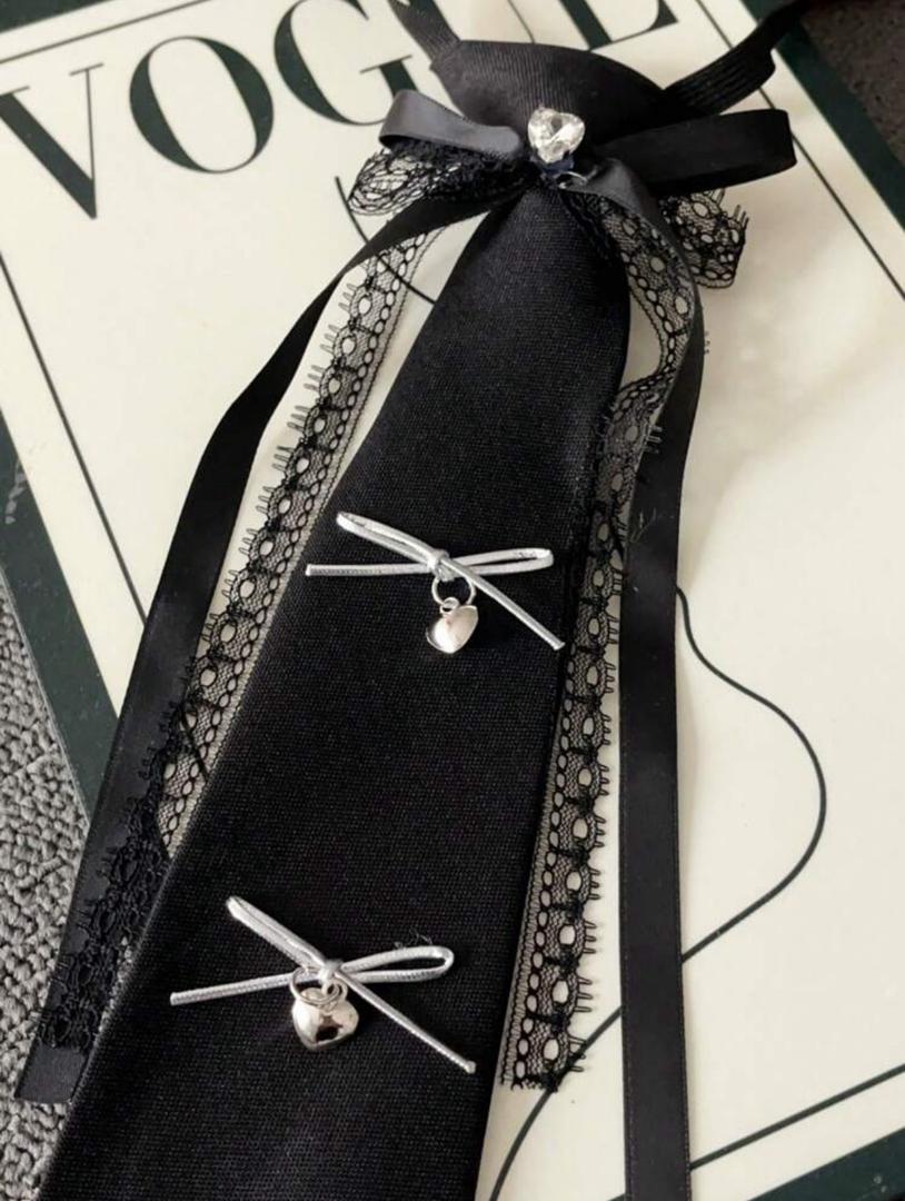 Cravate Luxe Noire avec Dentelle et Nœuds - Accessoire Élégant