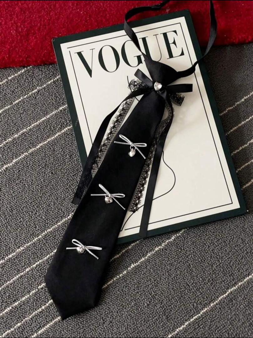 Cravate Luxe Noire avec Dentelle et Nœuds - Accessoire Élégant